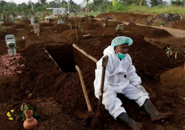 Covid: WHO calls for booster pause to vaccinate poorer nations